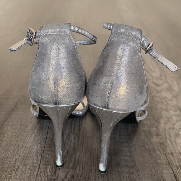 GUESS| GW HILONAS pewter fabric sandals✴️ - Picture 3 of 7